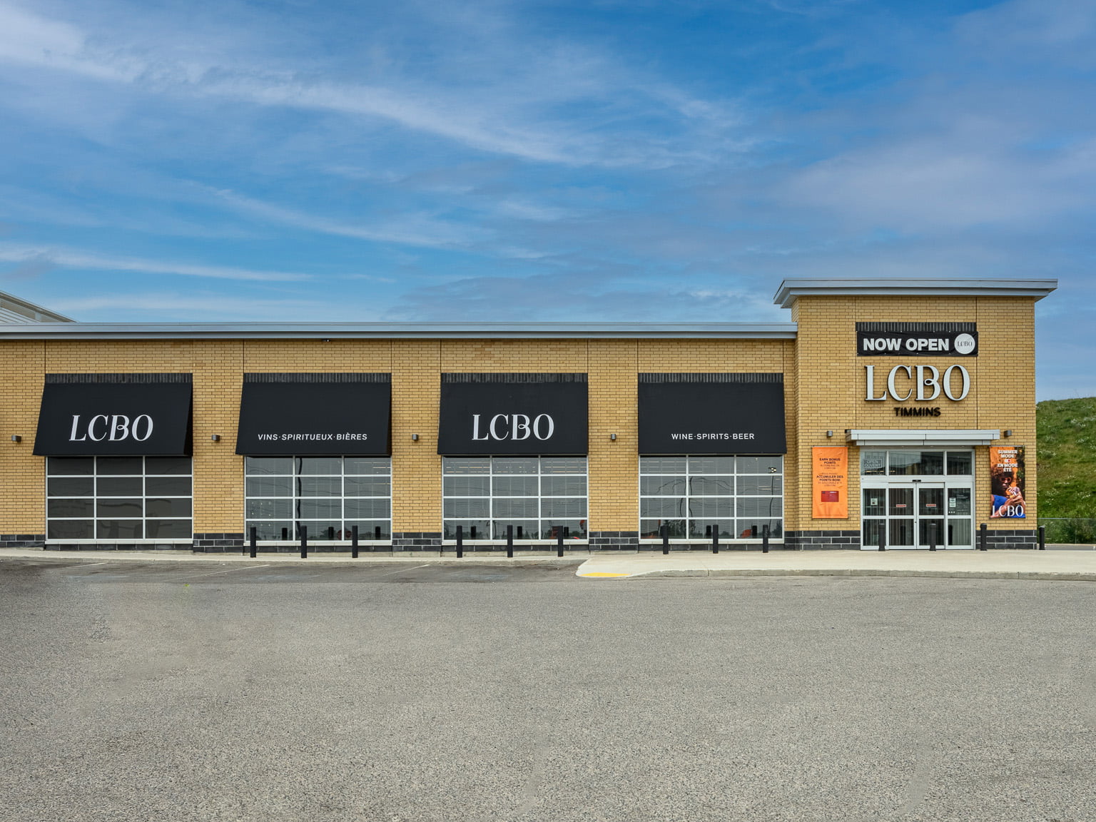 LCBO - Timmins - combination of spandrel glass and brick finish