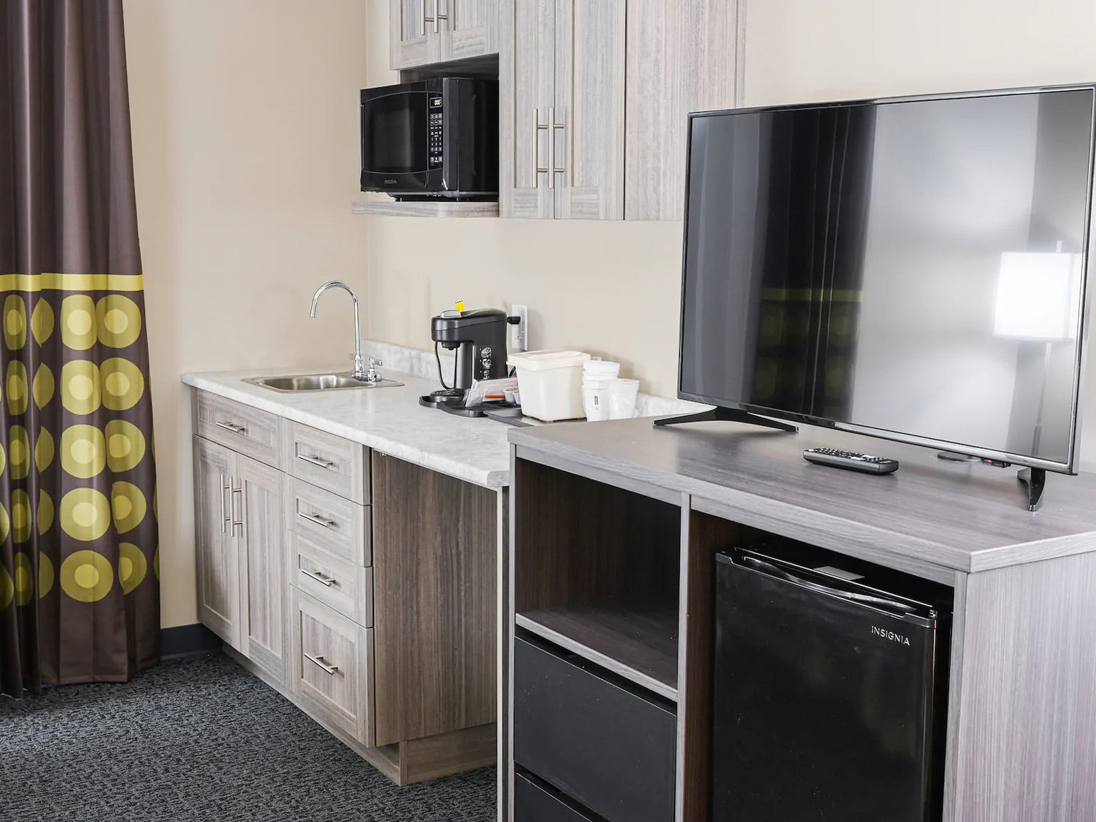 breakfast area complete with a kitchen in 8 Hotel - Moosonee