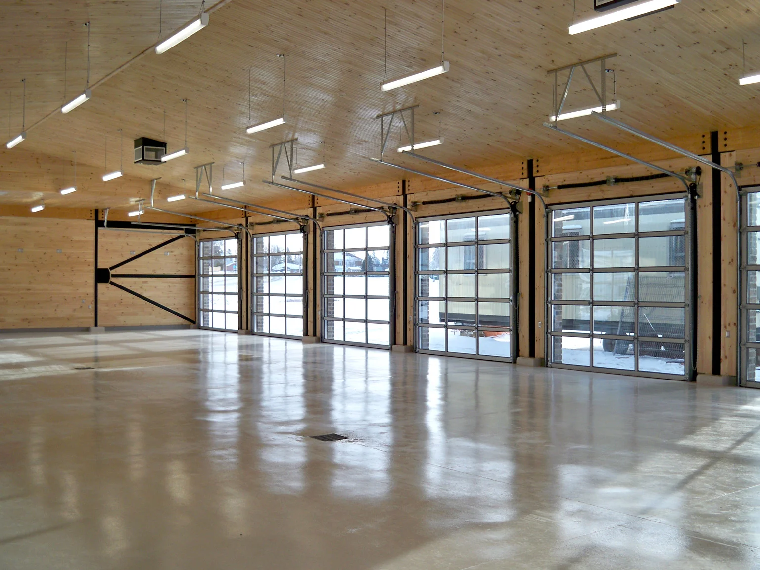 Commando Lake Peninsula look inside