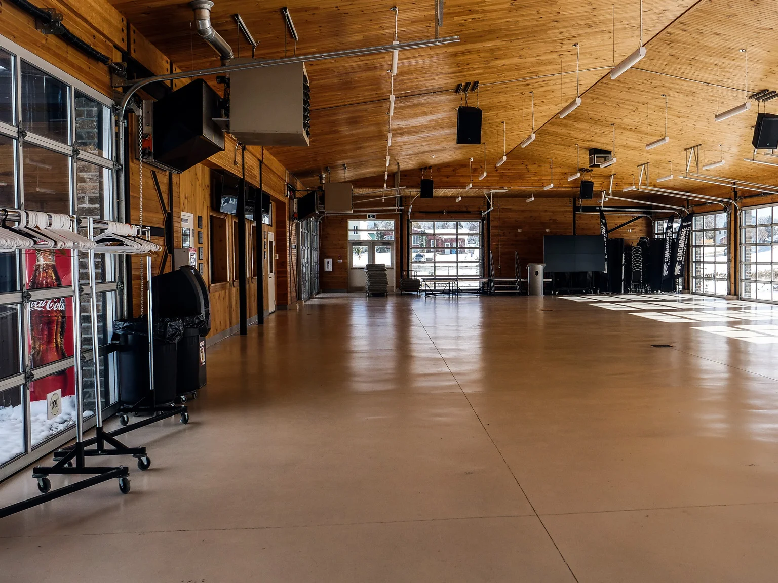 Commando Lake Peninsula is fully equipped kitchen and bar area